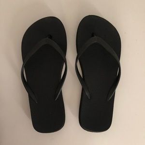 Black flip flops size 8